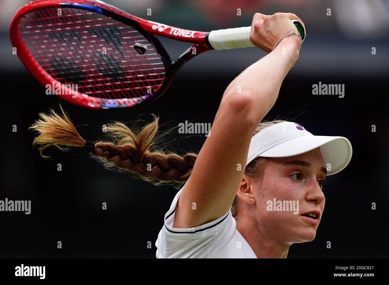 Elena Rybakina en action contre Anna Kalinskaya au huitième jour des Championnats de Wimbledon 2024 au All England Lawn Tennis and Croquet Club, Londres. Date de la photo : lundi 8 juillet 2024. Banque D'Images