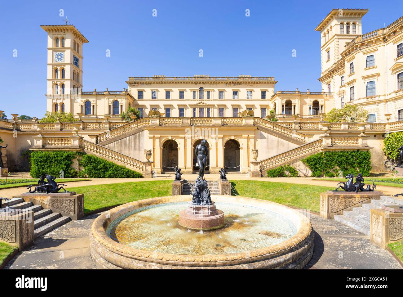 Île de Wight Osborne House Île de Wight East Cowes Île de Wight Angleterre GB Europe - jardin en terrasse, marches et fontaine avec statues Banque D'Images