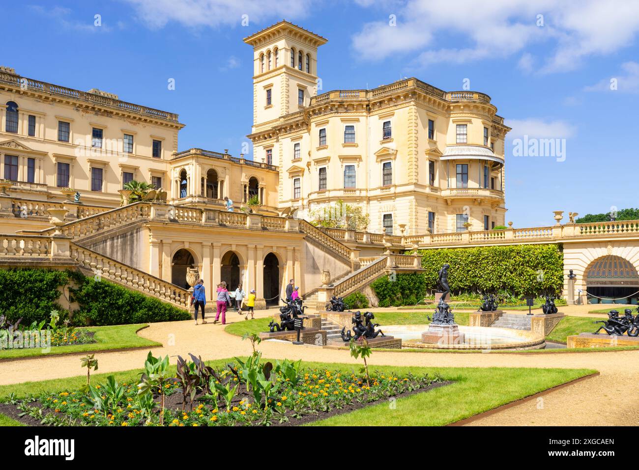 Île de Wight Osborne House Île de Wight East Cowes Île de Wight Angleterre GB Europe - visiteurs dans Osborne House jardins avec fontaine Banque D'Images