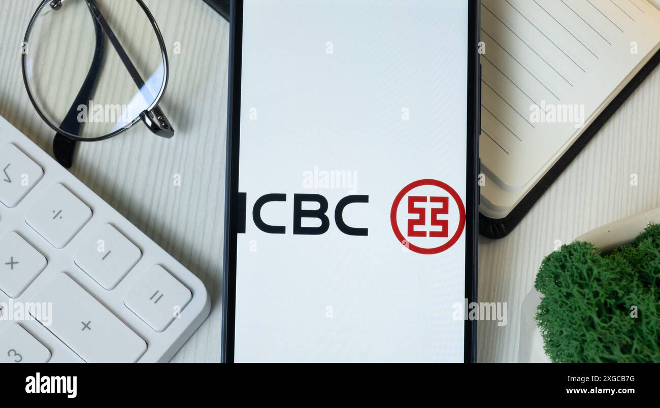 New York, États-Unis - 11 juin 2024 : logo Industrial and commercial Bank sur l'écran du téléphone, icône ICBC Company. Banque D'Images