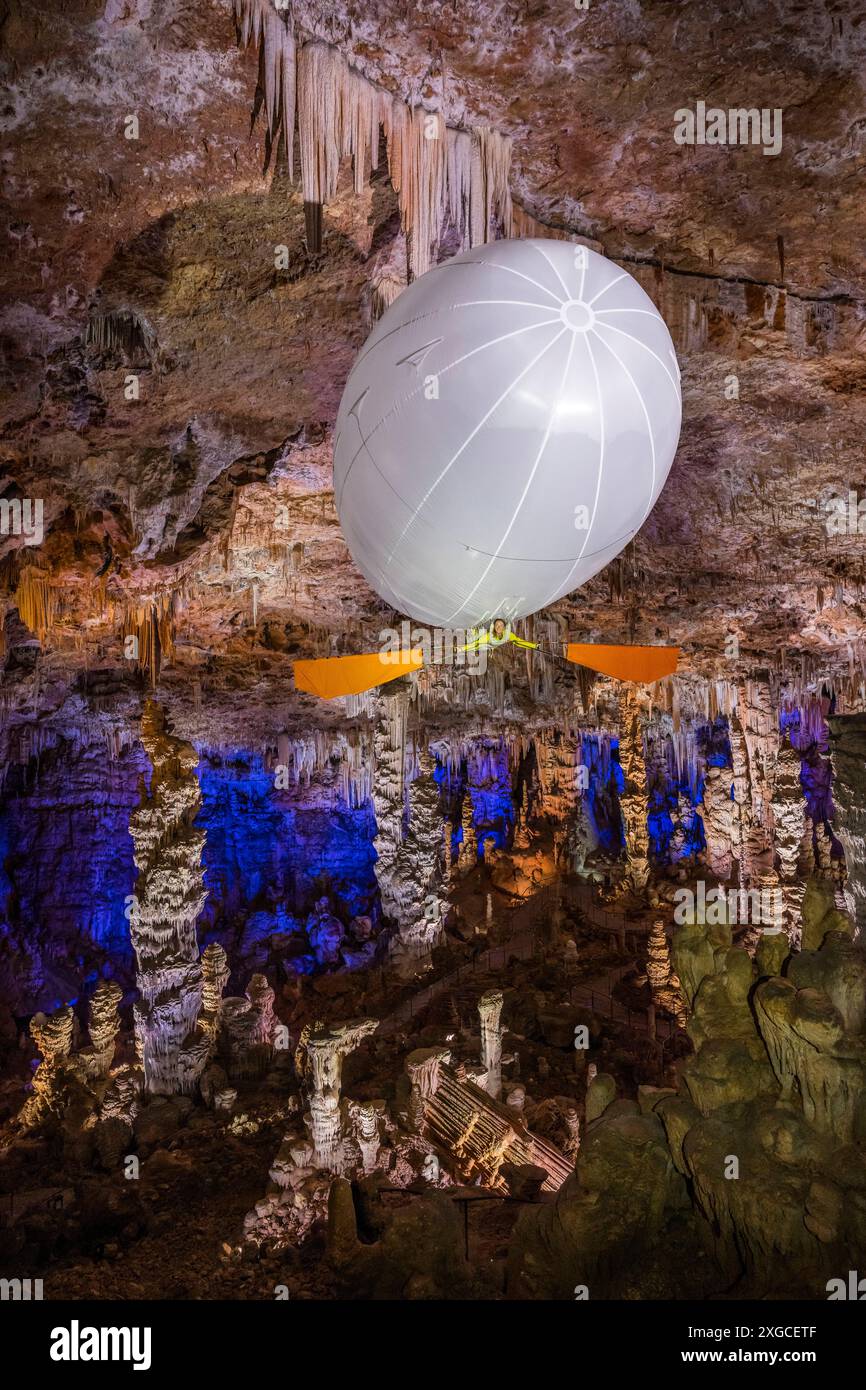 France, Gard, Mejannes-le-Clap, grotte de la Salamandre, découverte de la grotte en Aéroplume®, ballon dirigeable individuel gonflé à l'hélium qui vous permet de vous envoler en battant des ailes Banque D'Images