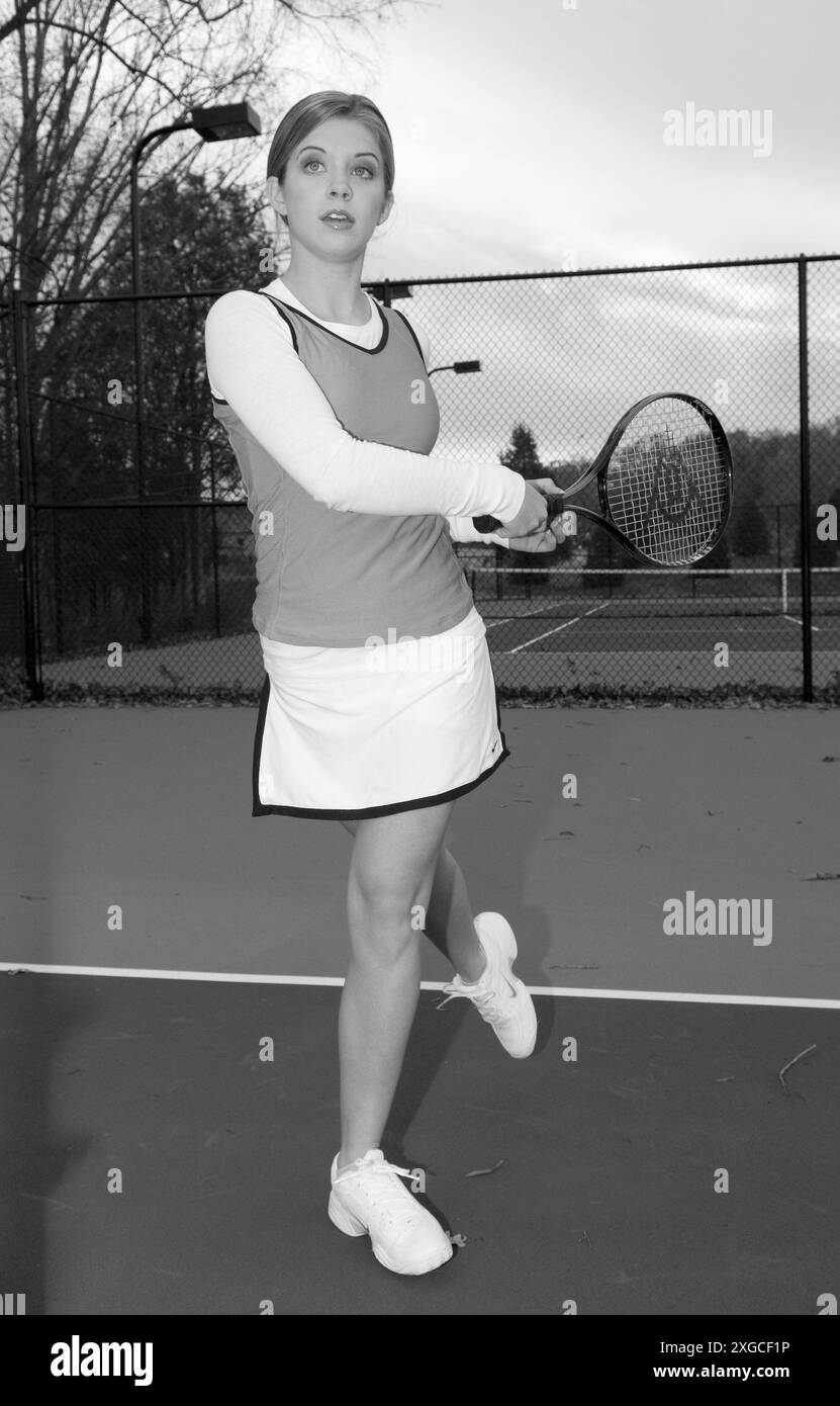 Adolescente cente caucasienne avec raquette de tennis en attente d'un service pendant un match. ÉTATS-UNIS Banque D'Images