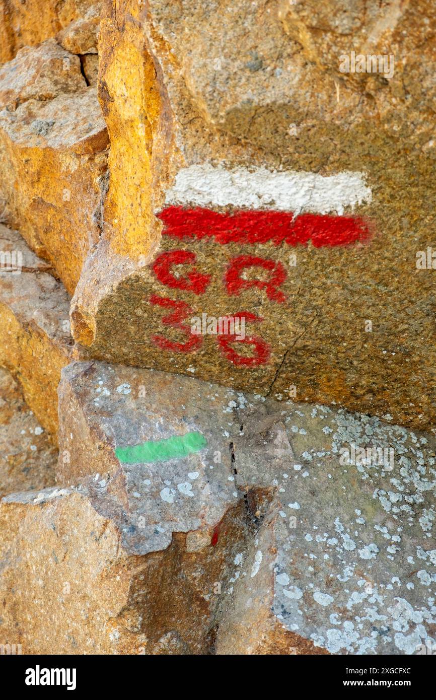 France, Orne, Parc naturel régional Normandie Maine, Alpes Mancelles, Saint Ceneri le Gerei, labellisé les plus Beaux villages de France, marque du GR 36 Banque D'Images