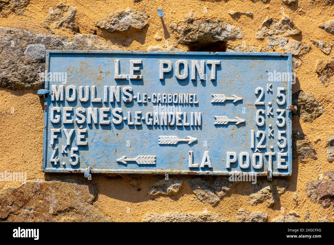 France, Orne, Parc naturel régional Normandie Maine, Alpes Mancelles, Saint Ceneri le Gerei, labellisé les plus Beaux villages de France, ancien panneau routier Banque D'Images