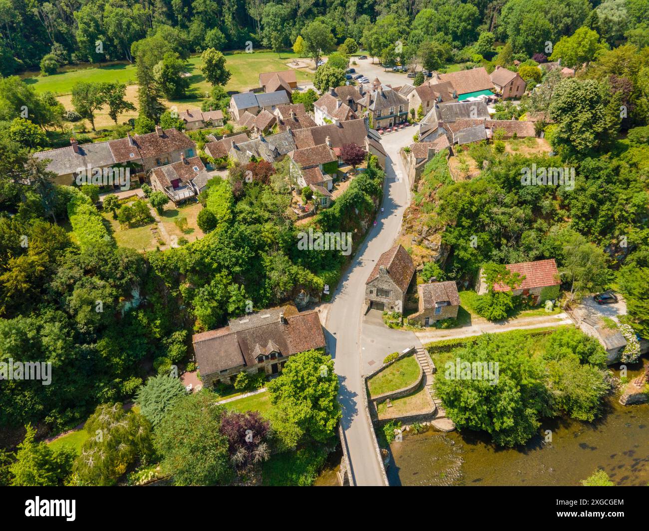 France, Orne, Parc naturel régional Normandie Maine, Alpes Mancelles, Saint Ceneri le Gerei, labellisé les plus Beaux villages de France, église romane du XIe siècle (vue aérienne) Banque D'Images