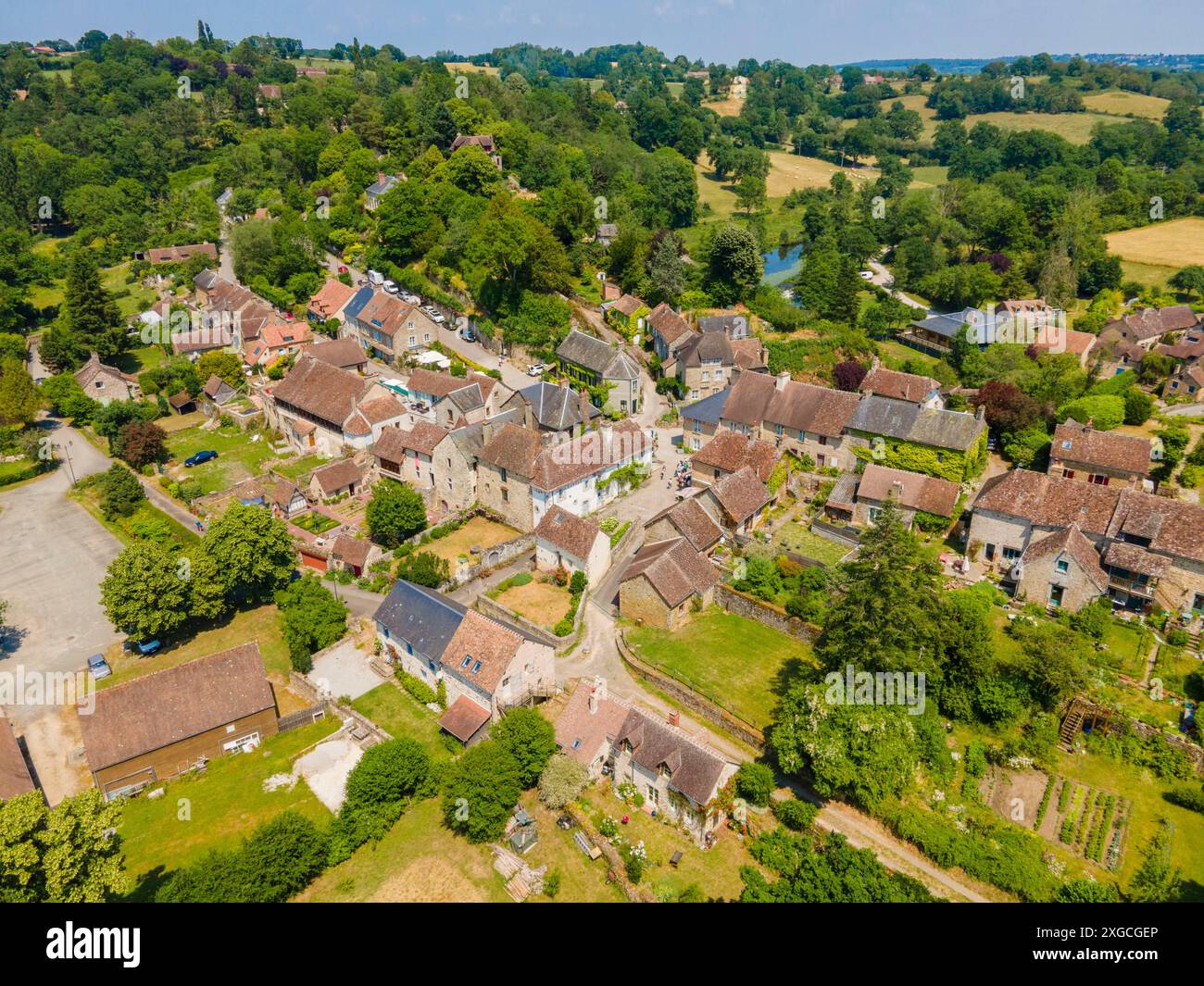 France, Orne, Parc naturel régional Normandie Maine, Alpes Mancelles, Saint Ceneri le Gerei, labellisé les plus Beaux villages de France, église romane du XIe siècle (vue aérienne) Banque D'Images