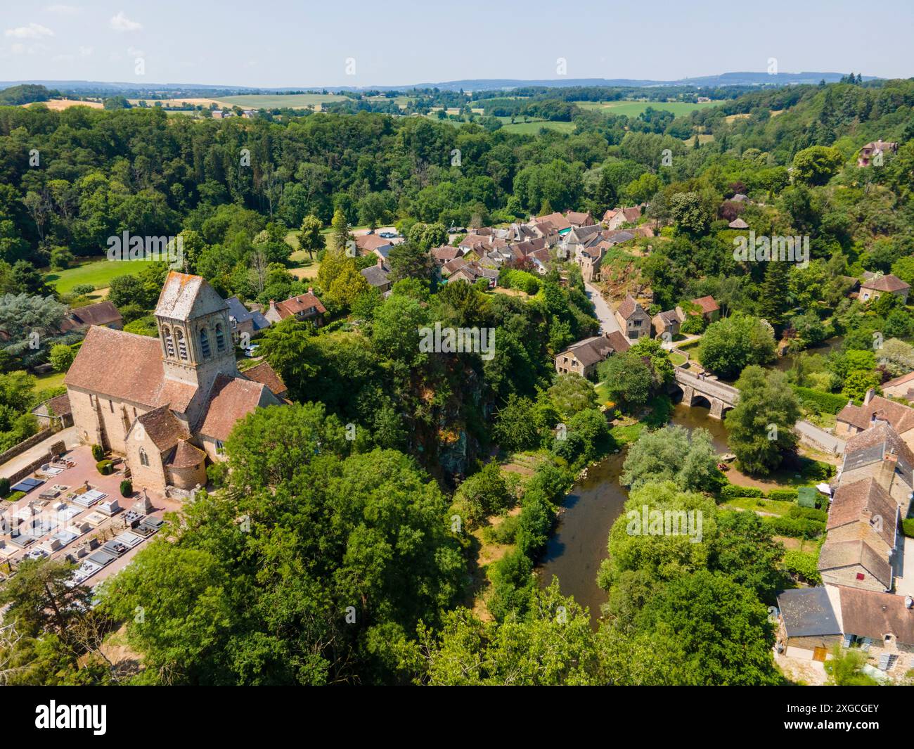 France, Orne, Parc naturel régional Normandie Maine, Alpes Mancelles, Saint Ceneri le Gerei, labellisé les plus Beaux villages de France, église romane du XIe siècle (vue aérienne) Banque D'Images