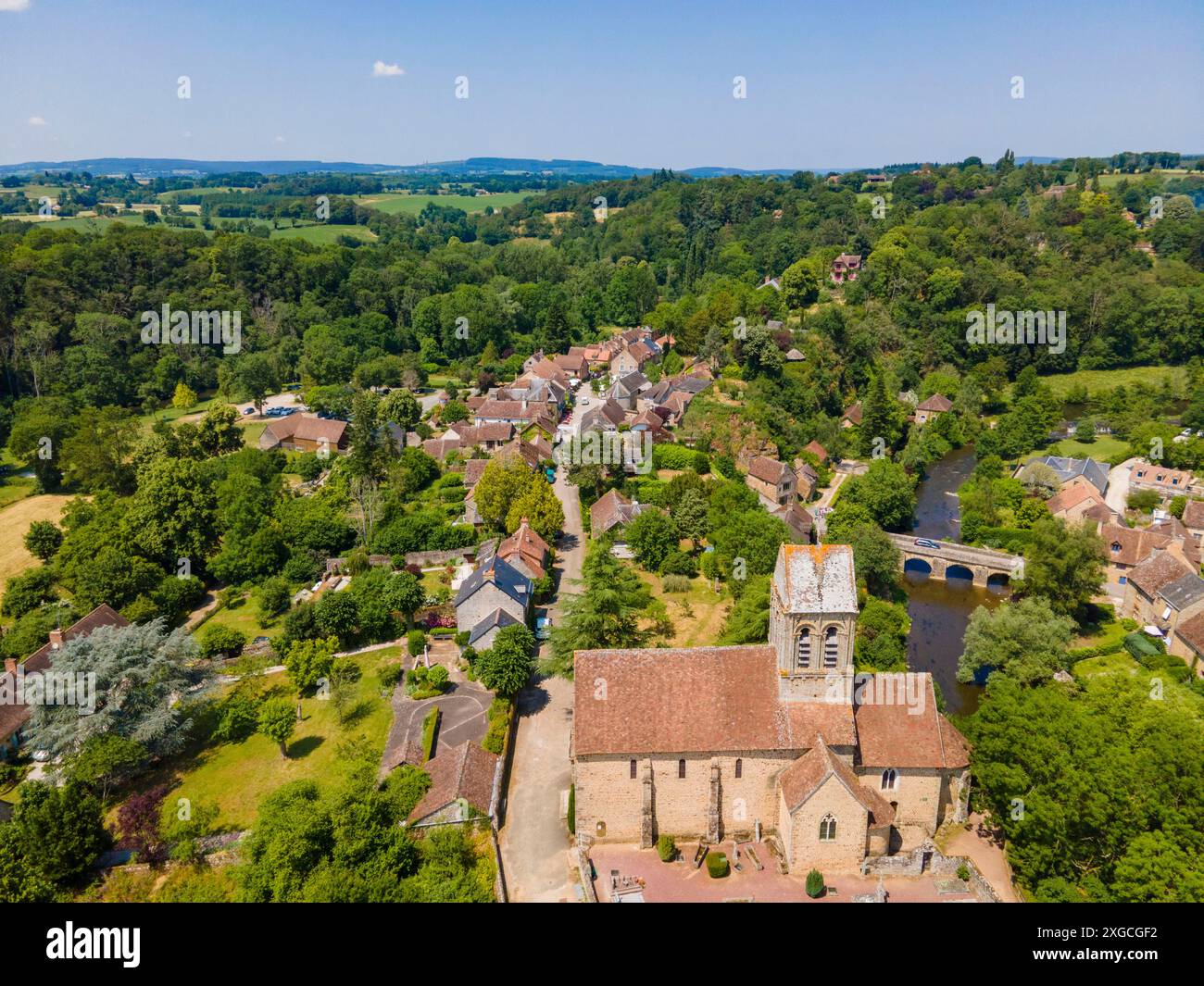 France, Orne, Parc naturel régional Normandie Maine, Alpes Mancelles, Saint Ceneri le Gerei, labellisé les plus Beaux villages de France, église romane du XIe siècle (vue aérienne) Banque D'Images