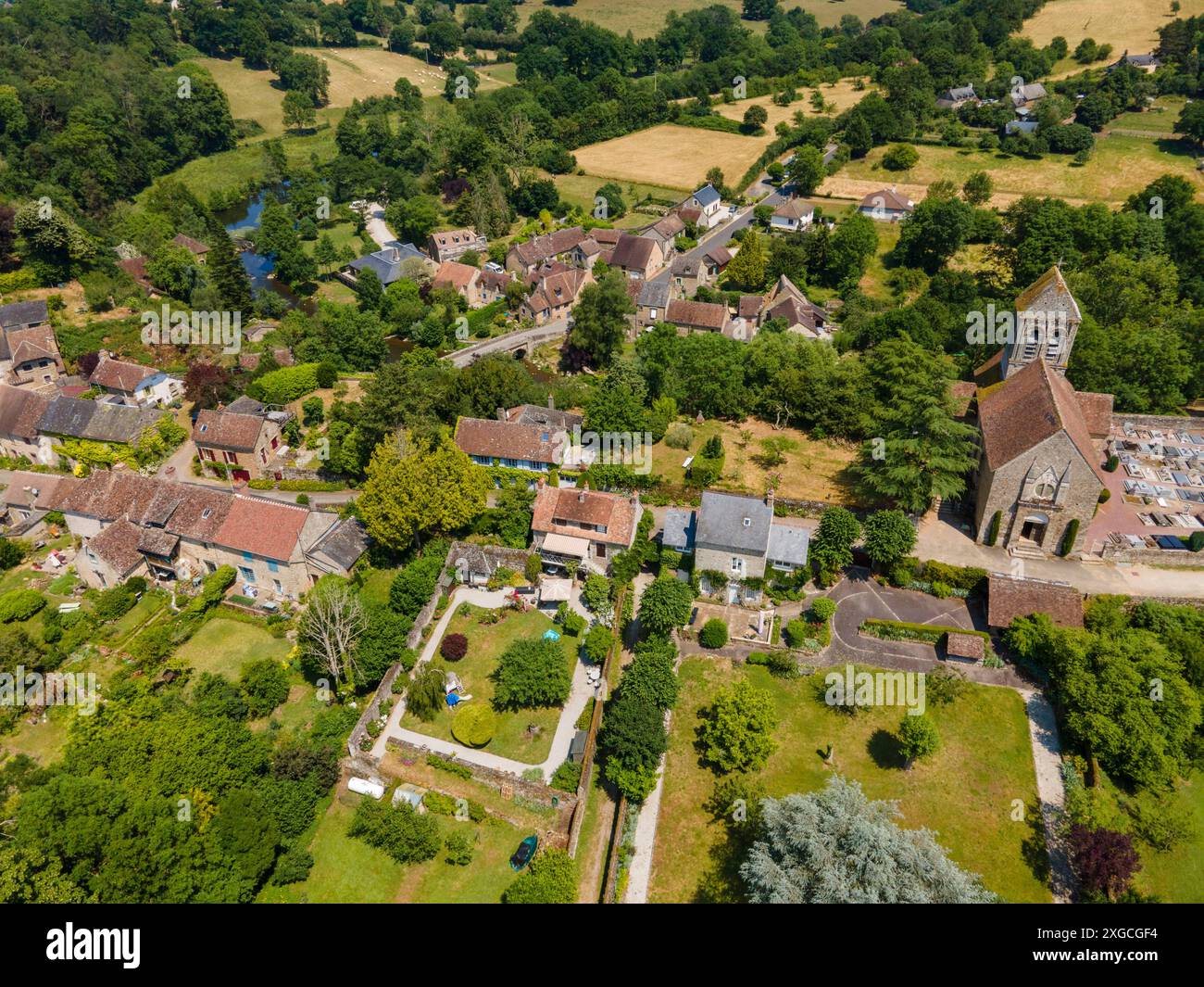 France, Orne, Parc naturel régional Normandie Maine, Alpes Mancelles, Saint Ceneri le Gerei, labellisé les plus Beaux villages de France, église romane du XIe siècle (vue aérienne) Banque D'Images