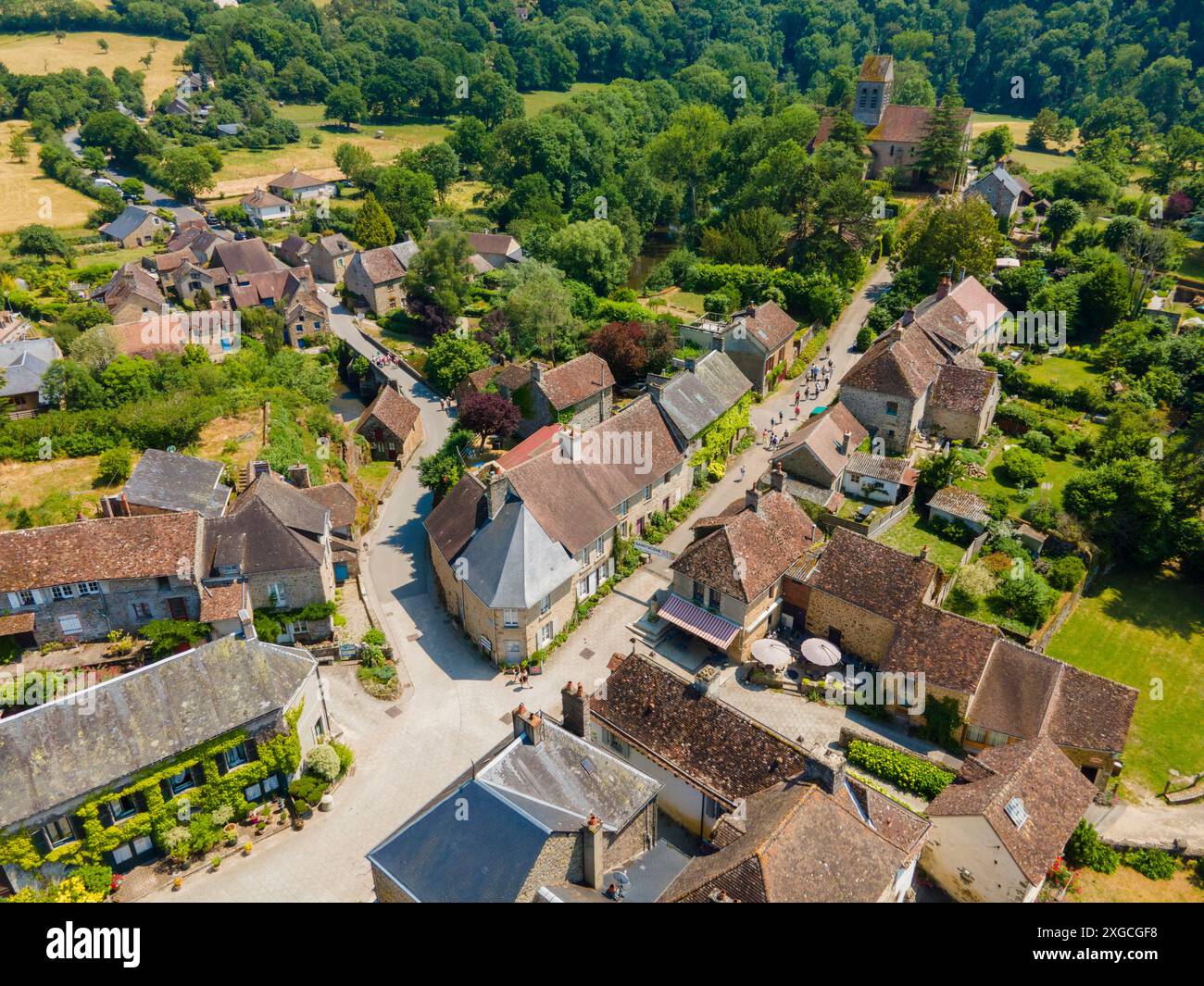 France, Orne, Parc naturel régional Normandie Maine, Alpes Mancelles, Saint Ceneri le Gerei, labellisé les plus Beaux villages de France, église romane du XIe siècle (vue aérienne) Banque D'Images