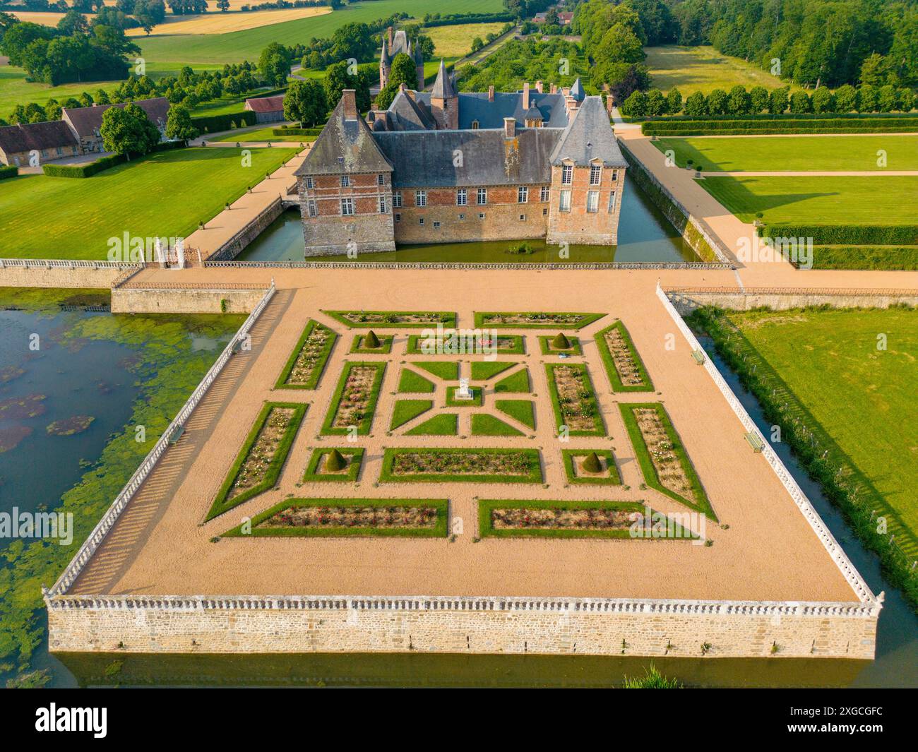 France, Orne, Parc naturel régional Normandie Maine, Château de Carrouges (vue aérienne) Banque D'Images