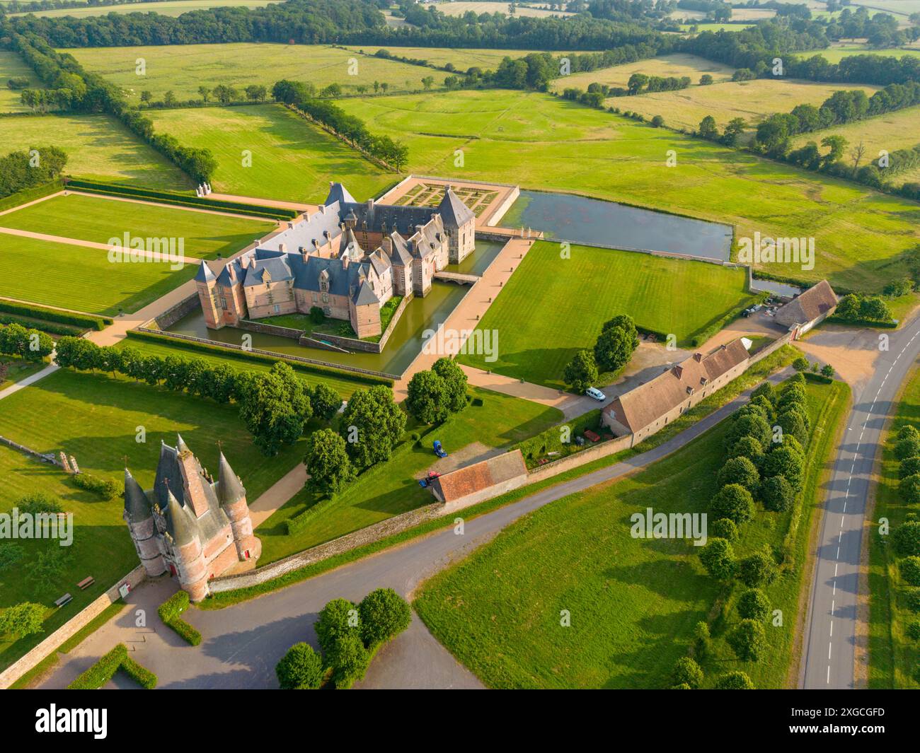 France, Orne, Parc naturel régional Normandie Maine, Château de Carrouges (vue aérienne) Banque D'Images