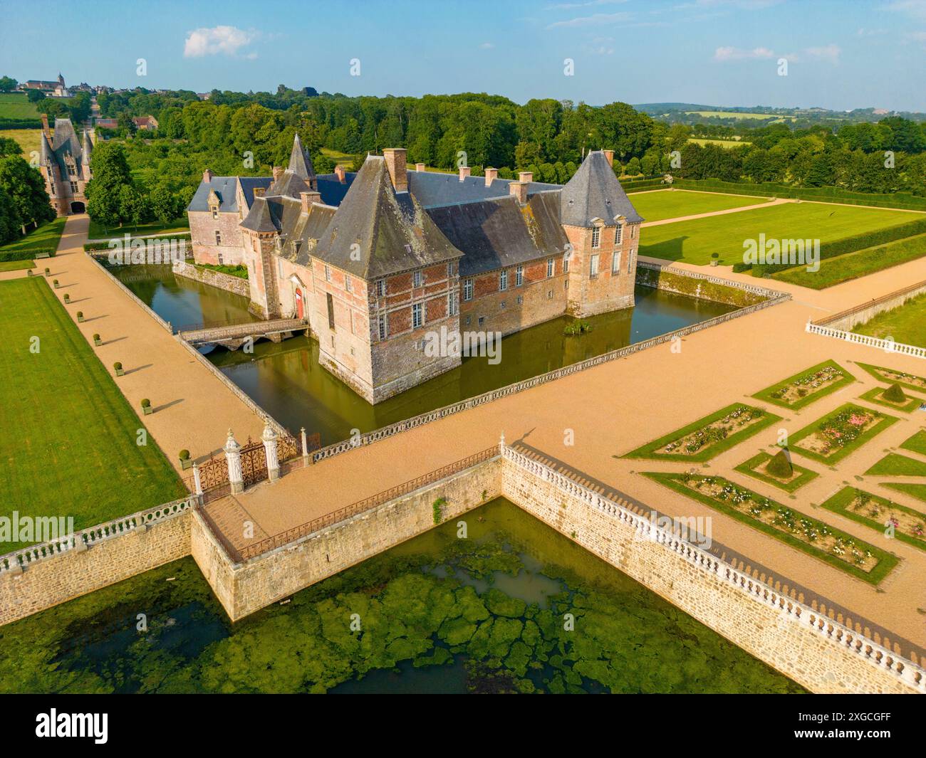 France, Orne, Parc naturel régional Normandie Maine, Château de Carrouges (vue aérienne) Banque D'Images