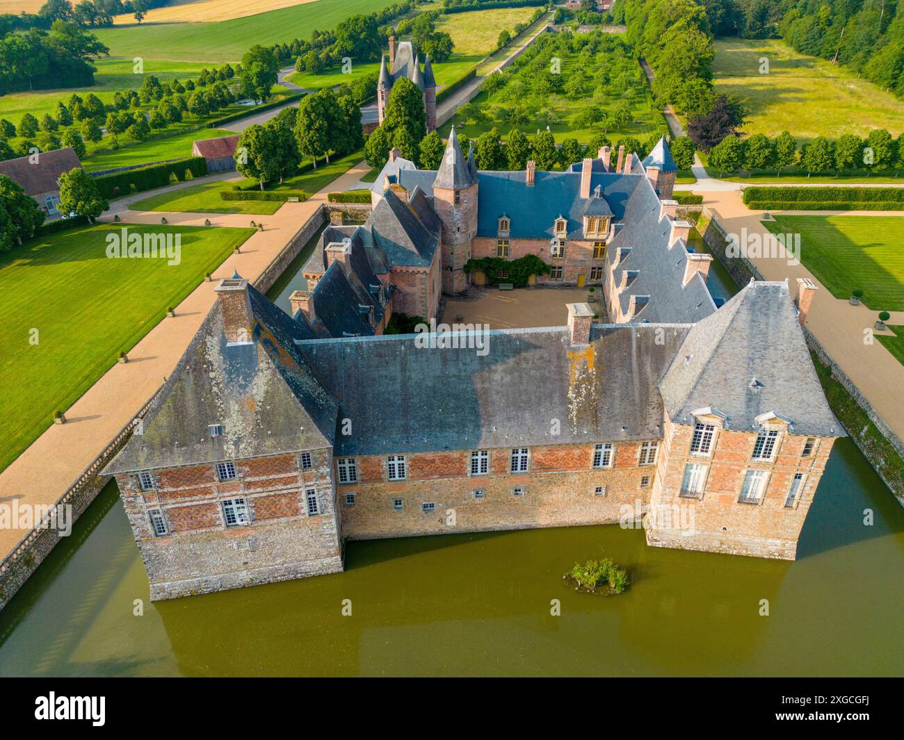France, Orne, Parc naturel régional Normandie Maine, Château de Carrouges (vue aérienne) Banque D'Images