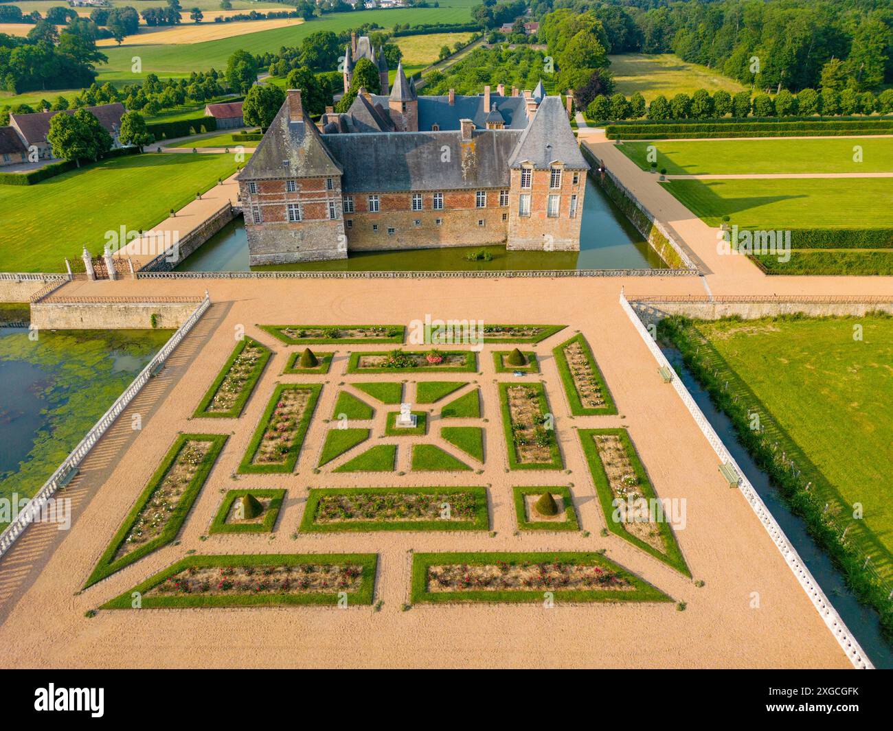 France, Orne, Parc naturel régional Normandie Maine, Château de Carrouges (vue aérienne) Banque D'Images