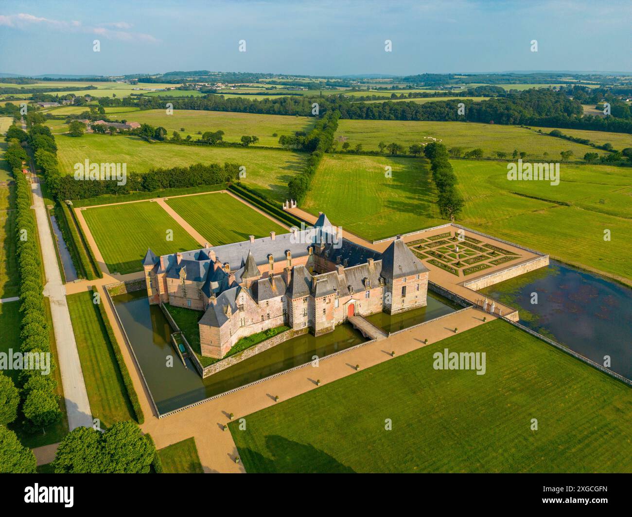 France, Orne, Parc naturel régional Normandie Maine, Château de Carrouges (vue aérienne) Banque D'Images