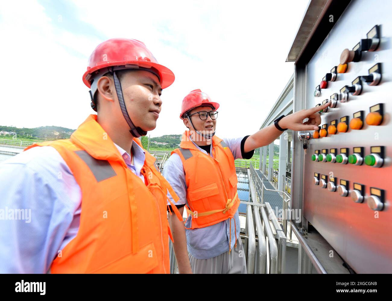 CHAOHU, CHINE - 8 JUILLET 2024 - des travailleurs inspectent l'équipement d'approvisionnement en eau dans la ville de Chaohu, province d'Anhui, Chine, 8 juillet 2024. Banque D'Images