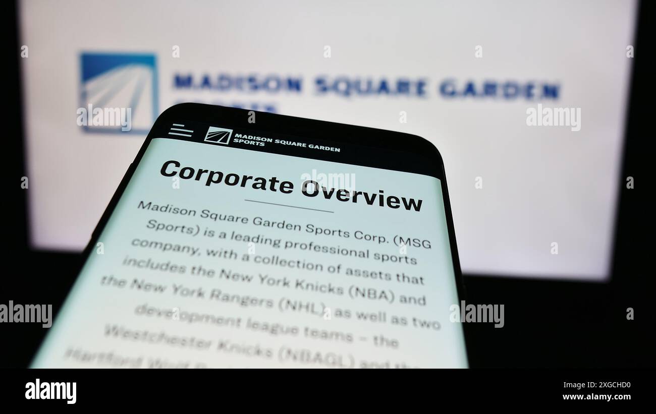 Téléphone portable avec le site Web de la société américaine Madison Square Garden Sports Corp. devant le logo de l'entreprise. Concentrez-vous sur le coin supérieur gauche de l'écran du téléphone. Banque D'Images