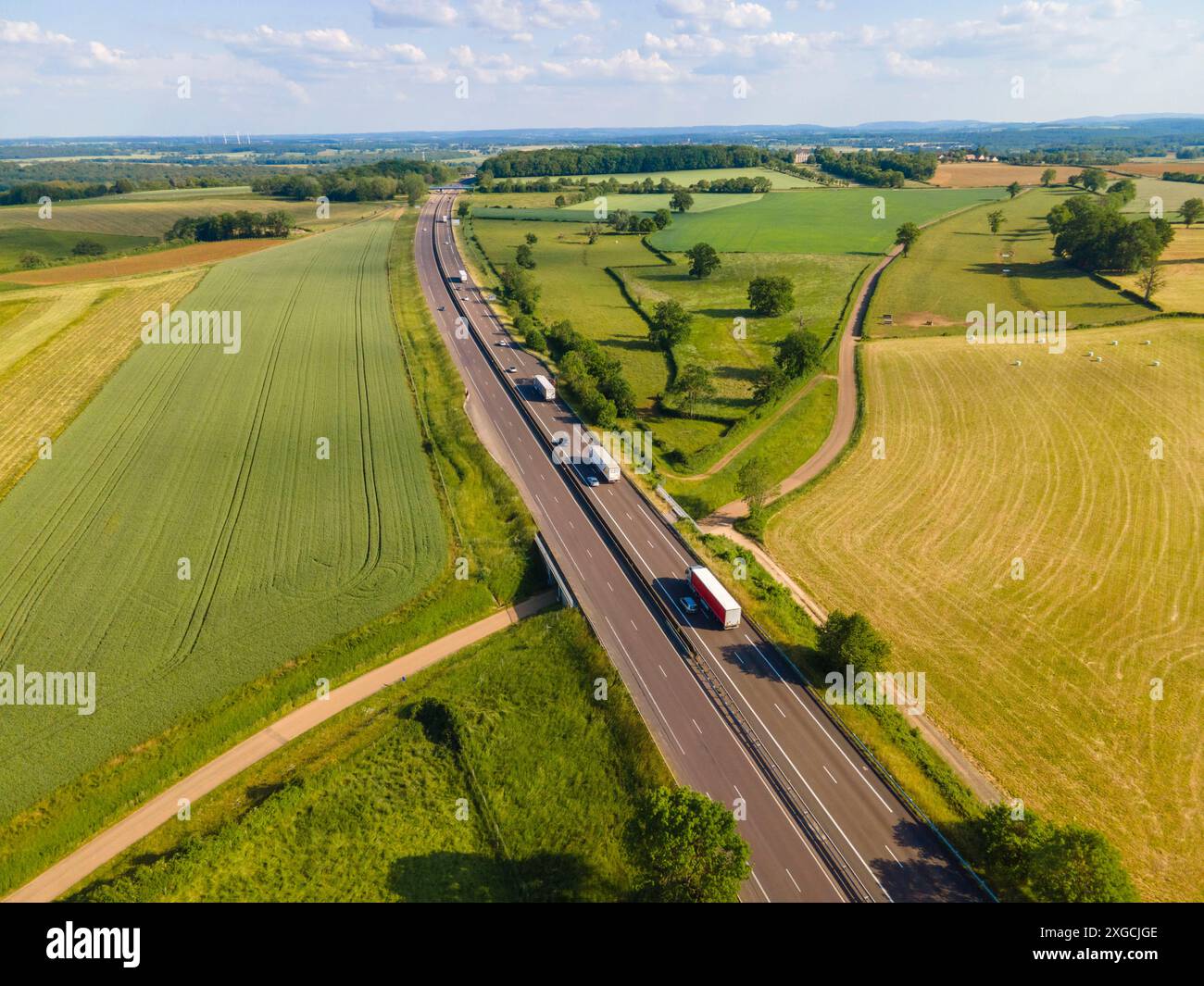 France, Yonne, autoroute A6 direction Avallon (vue aérienne) Banque D'Images