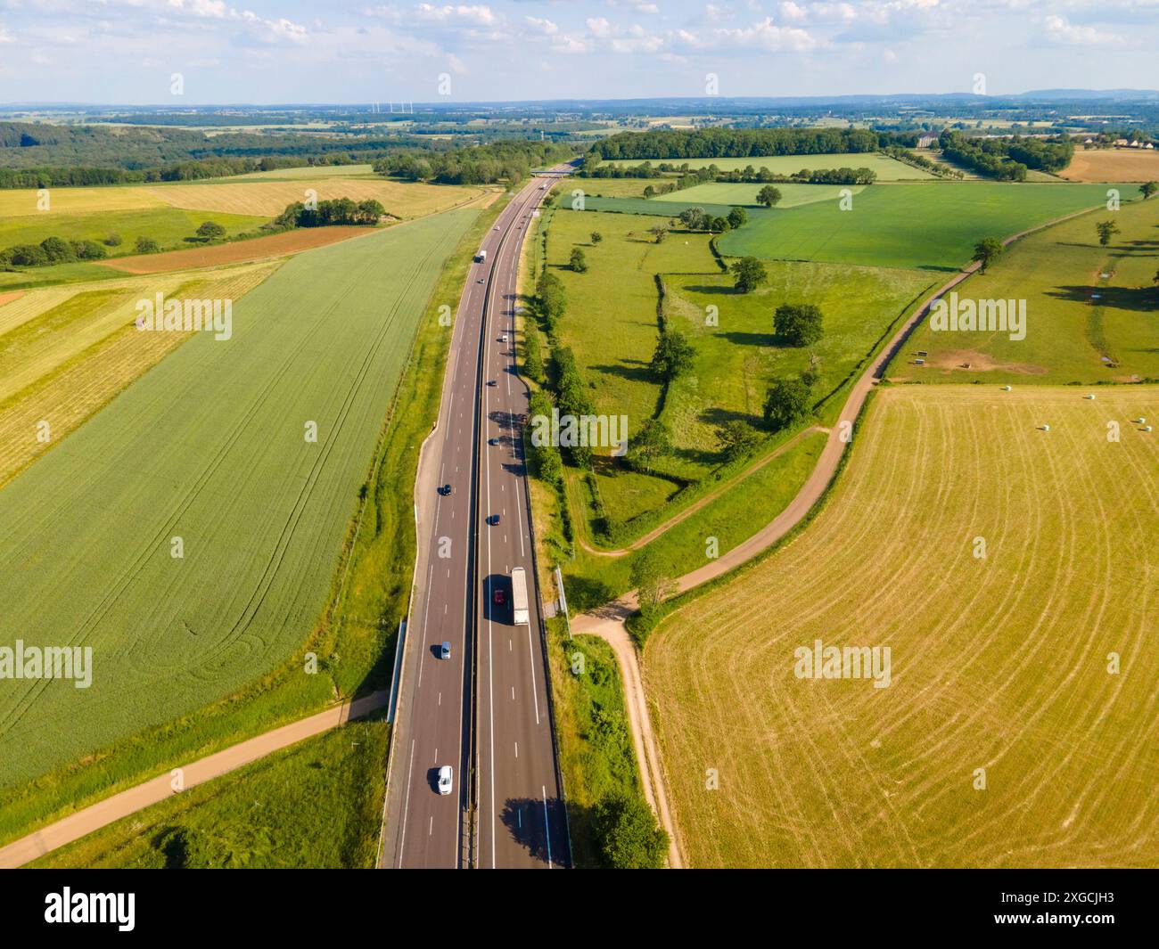 France, Yonne, autoroute A6 direction Avallon (vue aérienne) Banque D'Images