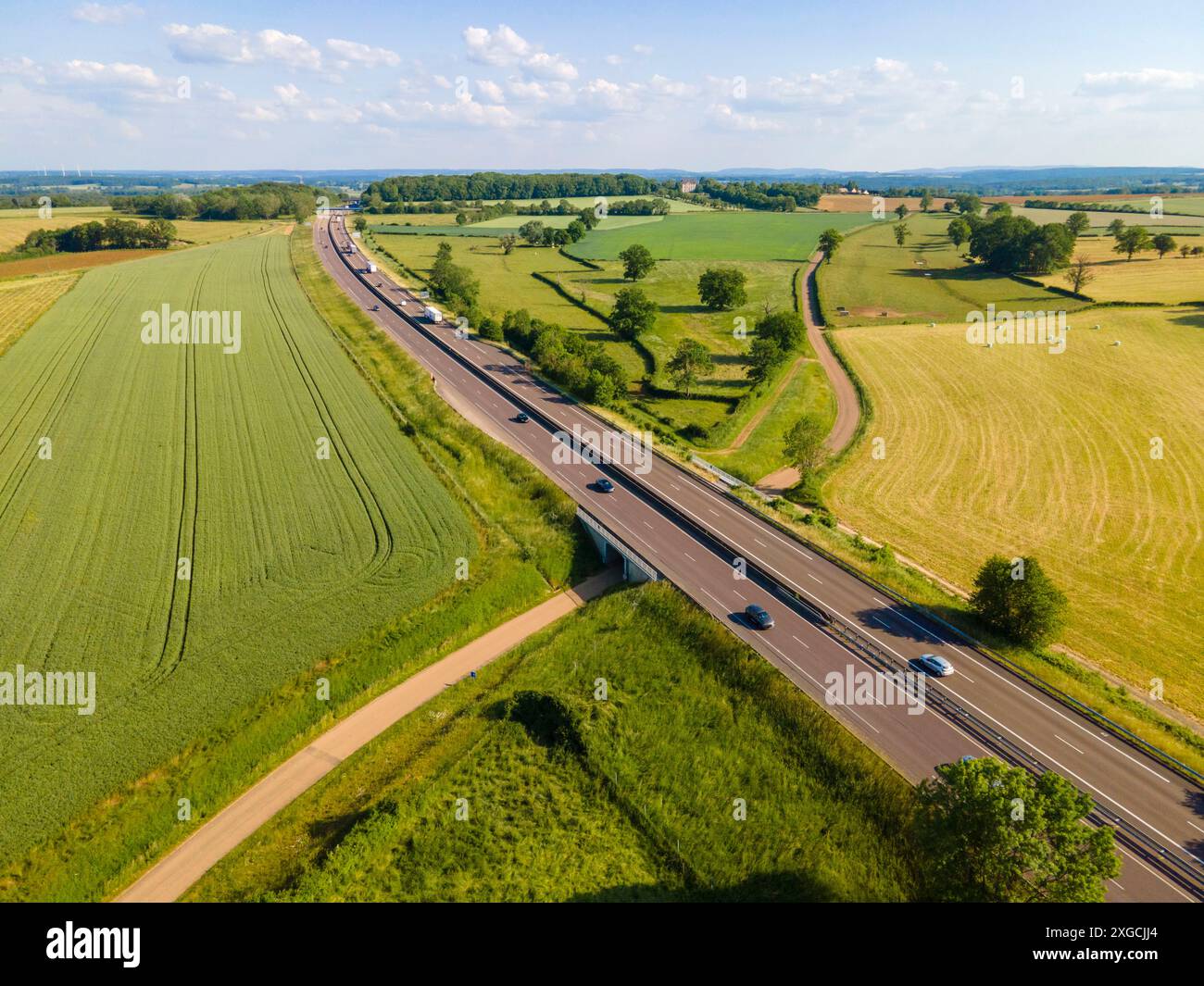 France, Yonne, autoroute A6 direction Avallon (vue aérienne) Banque D'Images