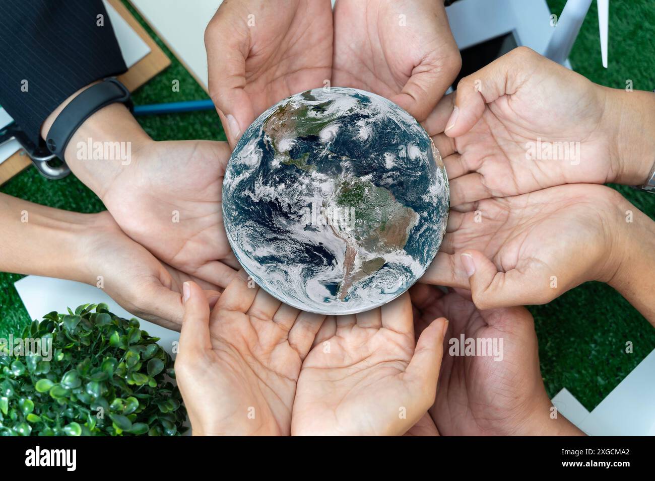 Journée mondiale de l'environnement. Responsabilité sociale des entreprises RSE. Des mains d'affaires tenant la Terre ensemble pour les objectifs de développement durable. Responsabilite Banque D'Images
