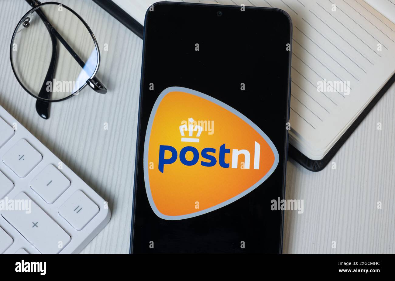 New York, États-Unis - 11 juin 2024 : logo PostNL sur l'écran du téléphone, icône de la société. Banque D'Images