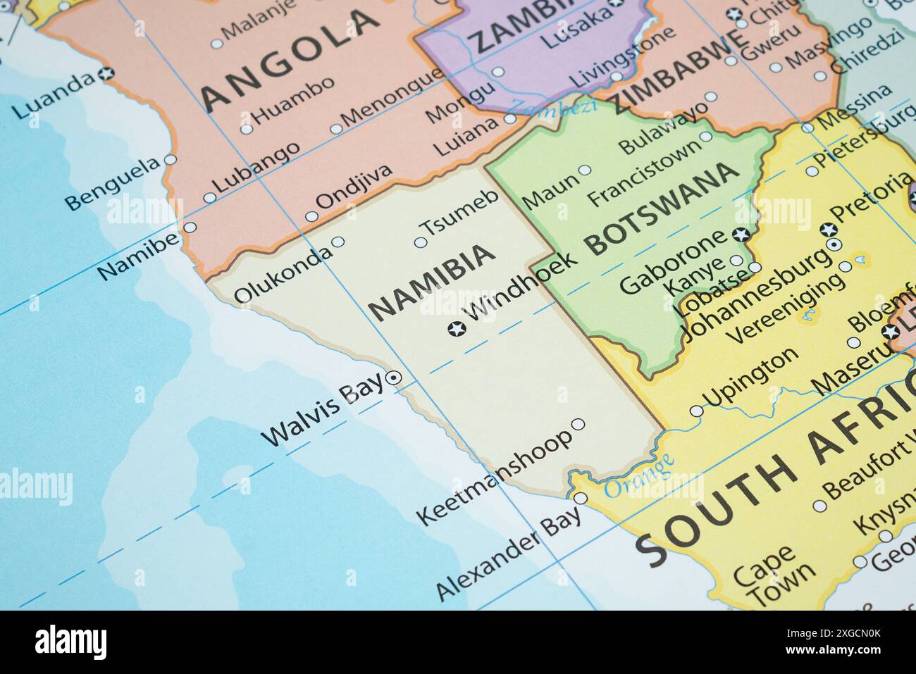 Gros plan sur une carte politique de Namibie avec les frontières du pays et les villes les plus importantes Banque D'Images