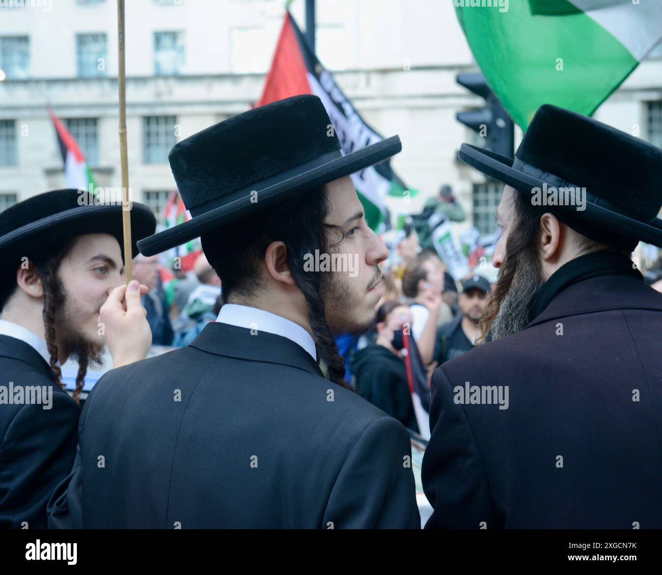 Les juifs orthodoxes, qui soutiennent une Palestine libre, se rassemblent devant Downing Street à Londres pour assister à un rassemblement pro-palestinien Banque D'Images