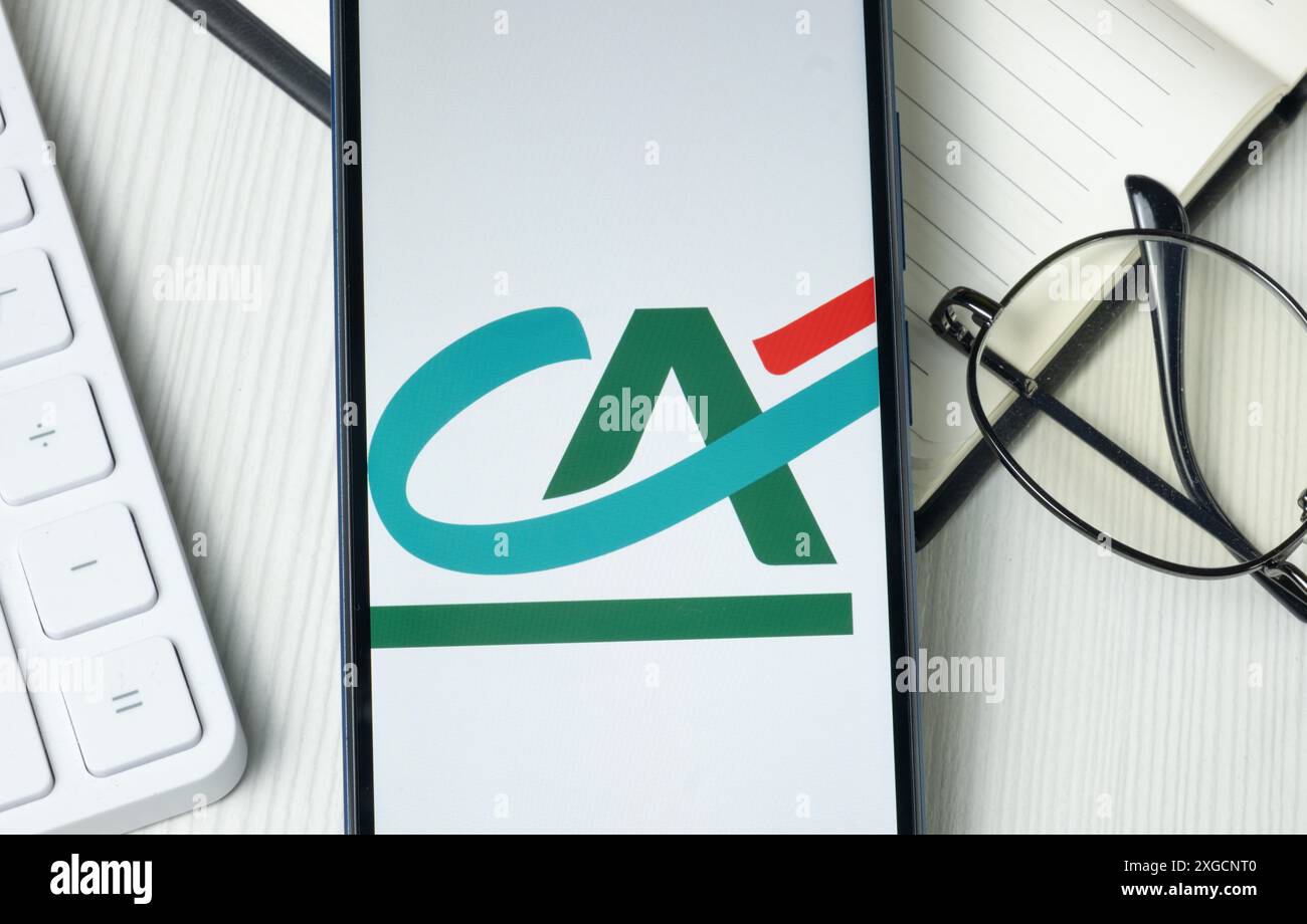 New York, États-Unis - 21 juin 2024 : logo du crédit agricole sur l'écran du téléphone, icône de l'entreprise. Banque D'Images