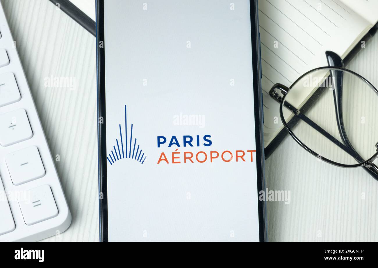 New York, États-Unis - 21 juin 2024 : logo Aeroports de Paris sur l'écran du téléphone, icône de l'entreprise. Banque D'Images