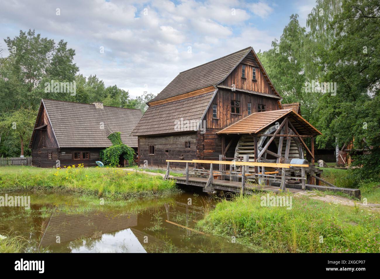Opole, Pologne - 07 juillet 2024 : moulin à eau bâtiment en bois de 1832 ans en plein air Musée du village d'Opole Banque D'Images
