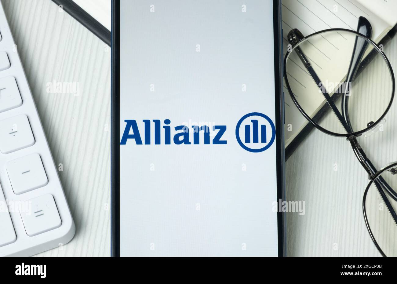 New York, États-Unis - 21 juin 2024 : logo Allianz sur l'écran du téléphone, icône de l'entreprise. Banque D'Images