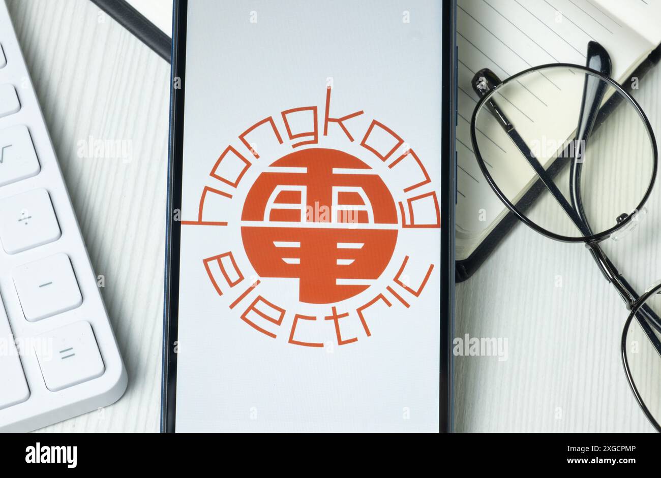 New York, États-Unis - 21 juin 2024 : logo HK Electric Investments sur l'écran du téléphone, icône de la société. Banque D'Images