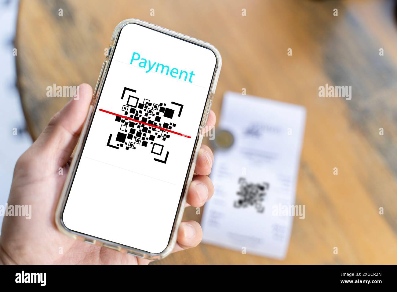 Main masculine tenant un smartphone avec code qr sur l'écran. lecture du code qr. Lecteur de codes à barres. Technologie Cashless, concept Digital Money. Banque D'Images