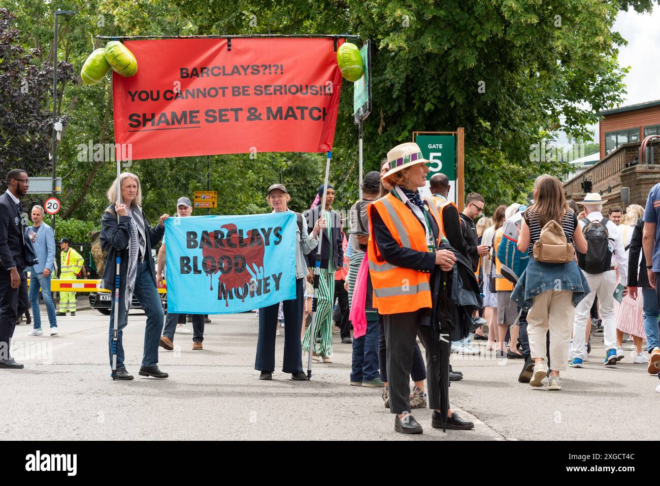 Londres, Royaume-Uni. 8 juillet 2024. Les membres de extinction Rebellion et Money Rebellion se sont rassemblés devant le tribunal central de Wimbledon pour exposer Barclays greenwash avec des apparences, des discours et des bannières de John McEnroe. Crédit : Andrea Domeniconi/Alamy Live News Banque D'Images