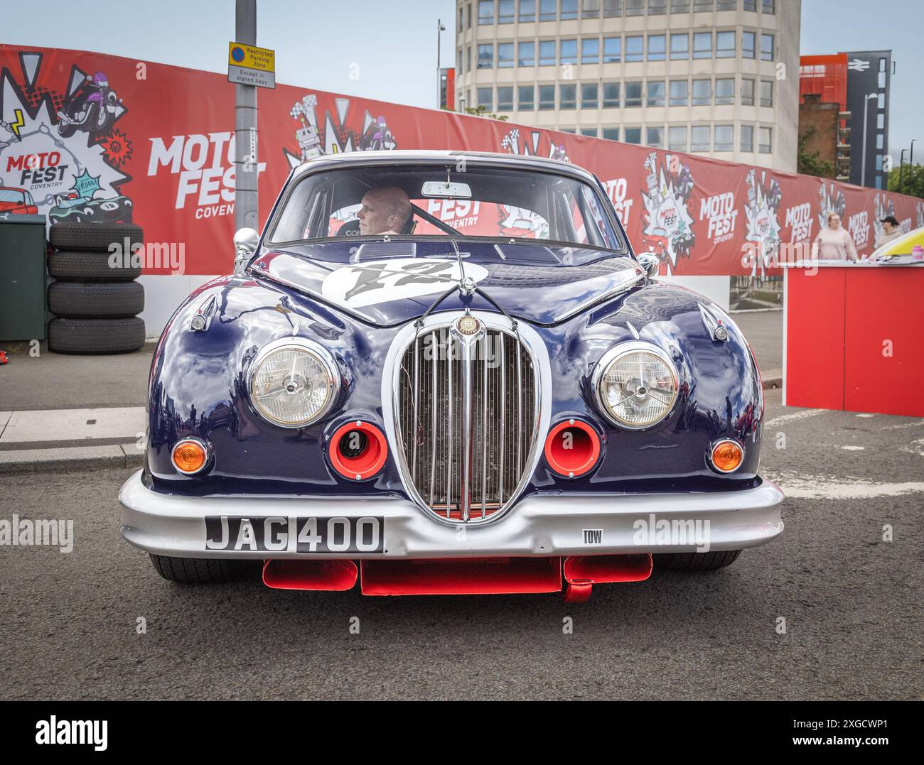 Vue de face d'une Jaguar MK2 garée en milieu urbain pendant le Coventry Motofest. Banque D'Images