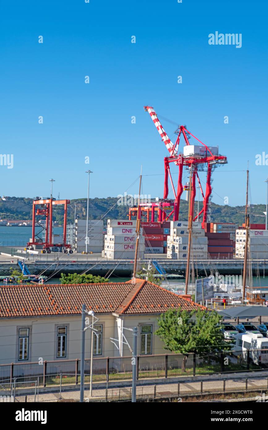 Portugal Lisbonne 7 juillet 2024. Le terminal à conteneurs de Alcântara est particulièrement dédié au trafic en haute mer, étant une plate-forme privilégiée pour la co-distribution directe Banque D'Images