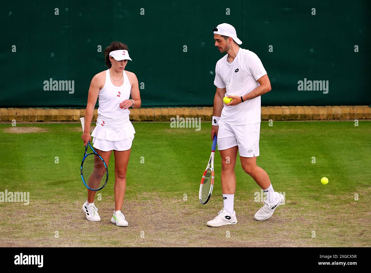 Julian Cash et Maia Lumsden après leur match de double mixte le huitième jour des championnats de Wimbledon 2024 au All England Lawn Tennis and Croquet Club, Londres. Date de la photo : lundi 8 juillet 2024. Banque D'Images