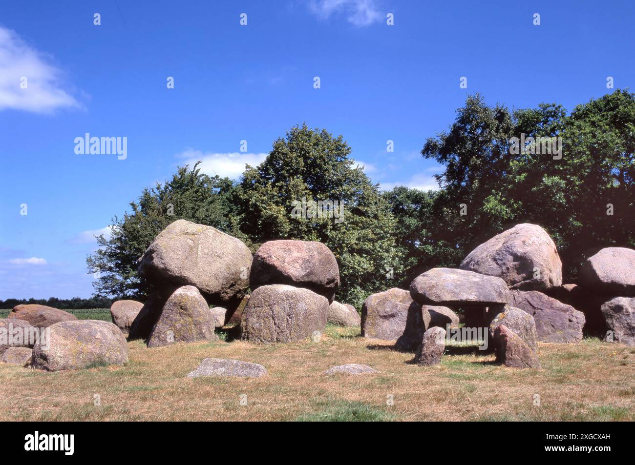 Un dolmen ou un lit à chants est un type de tombeau mégalithique à chambre unique avec des mégalithes verticaux soutenant une grande pierre angulaire horizontale plate dans le provi hollandais Banque D'Images