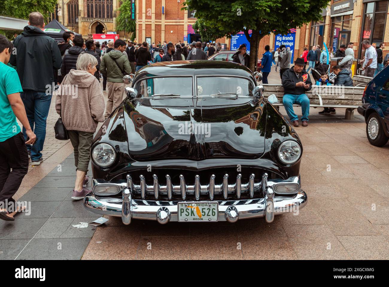 Les passants admirent la forme étonnante d'un Hudson Pacemaker Coupe Custom, une voiture musculaire américaine des années 1950 Voitures musculaires américaines. Banque D'Images