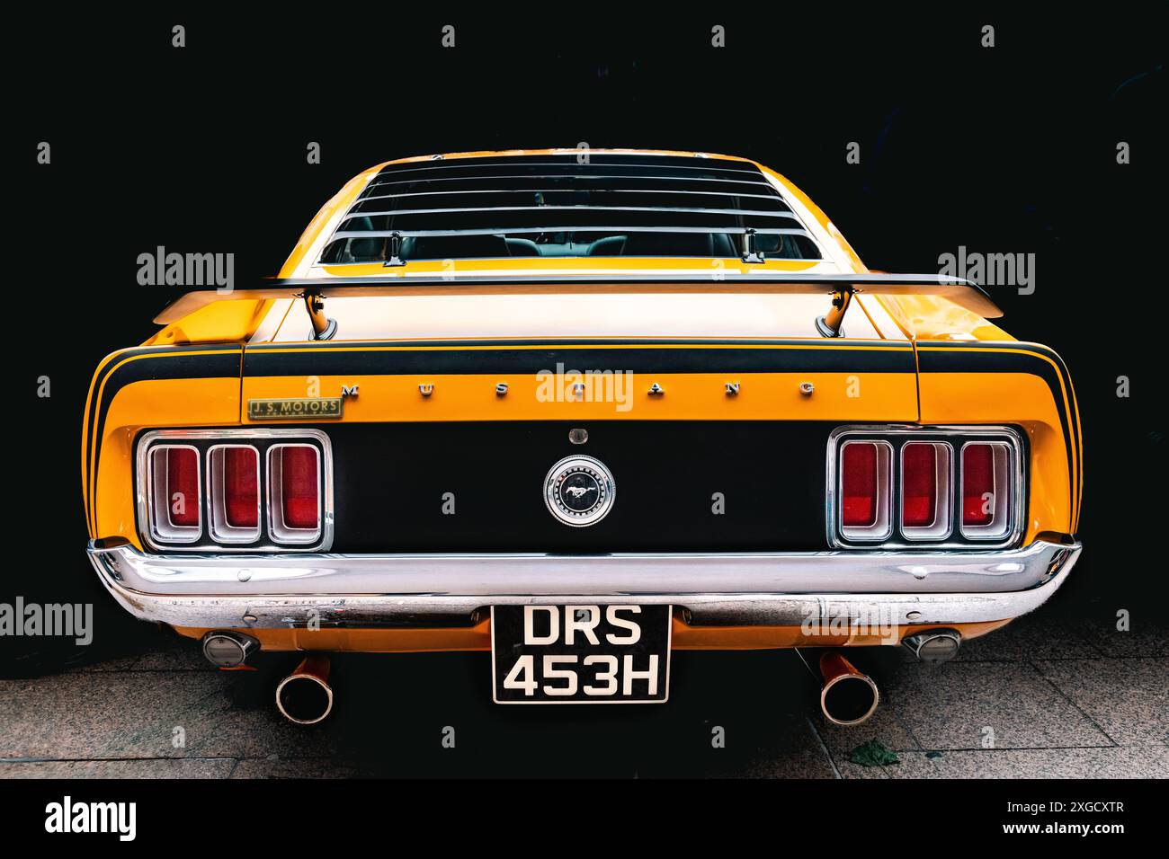 Vue arrière d'une Ford Mustang des années 1970. La Ford Mustang Mach 1 est une voiture musculaire américaine emblématique. Héritage américain de fabrication de moteurs. Pince orange. Banque D'Images