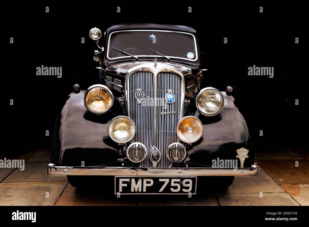 Les lignes classiques d'une Standard Motor Company Flying 12. Héritage de la fabrication automobile britannique. Vue de face d'une voiture des années 1930. Banque D'Images