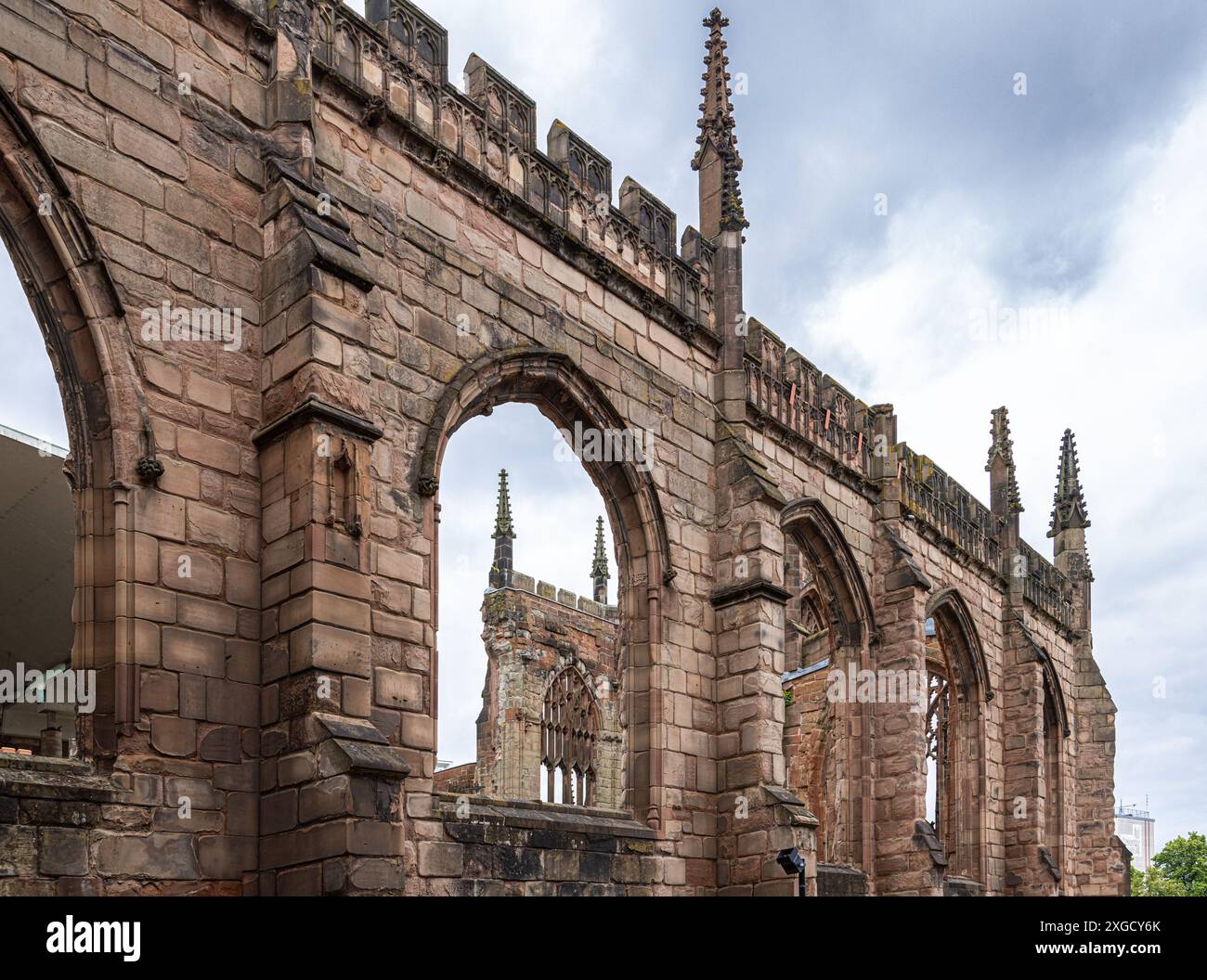 La coquille en ruine de la cathédrale Saint-Michaels ou de la vieille cathédrale de Coventry, ruinée après ses bombardements pendant la seconde Guerre mondiale. Banque D'Images