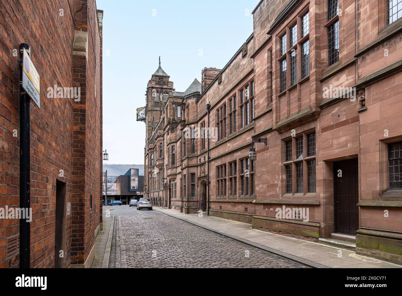 Une rue pavée longe la mairie de Coventry et la Maison du Conseil jusqu'à la tour de l'horloge avec son horloge en or ornée. Banque D'Images