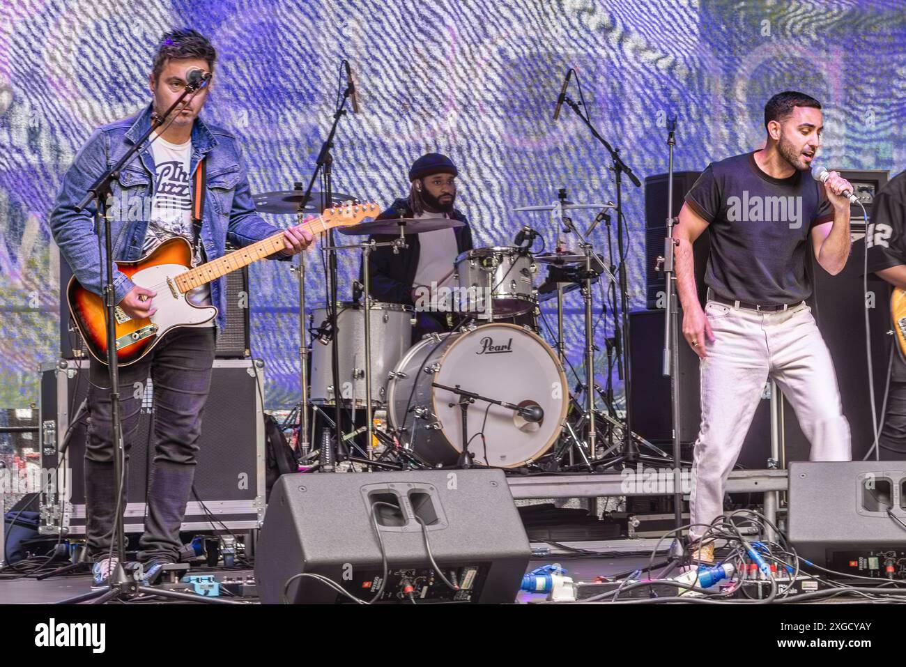 Un groupe pop jouant sur scène pendant le Coventry Motofest. Musiciens se produisant sur scène. Un groupe de musique jouant un concert sur scène. Banque D'Images