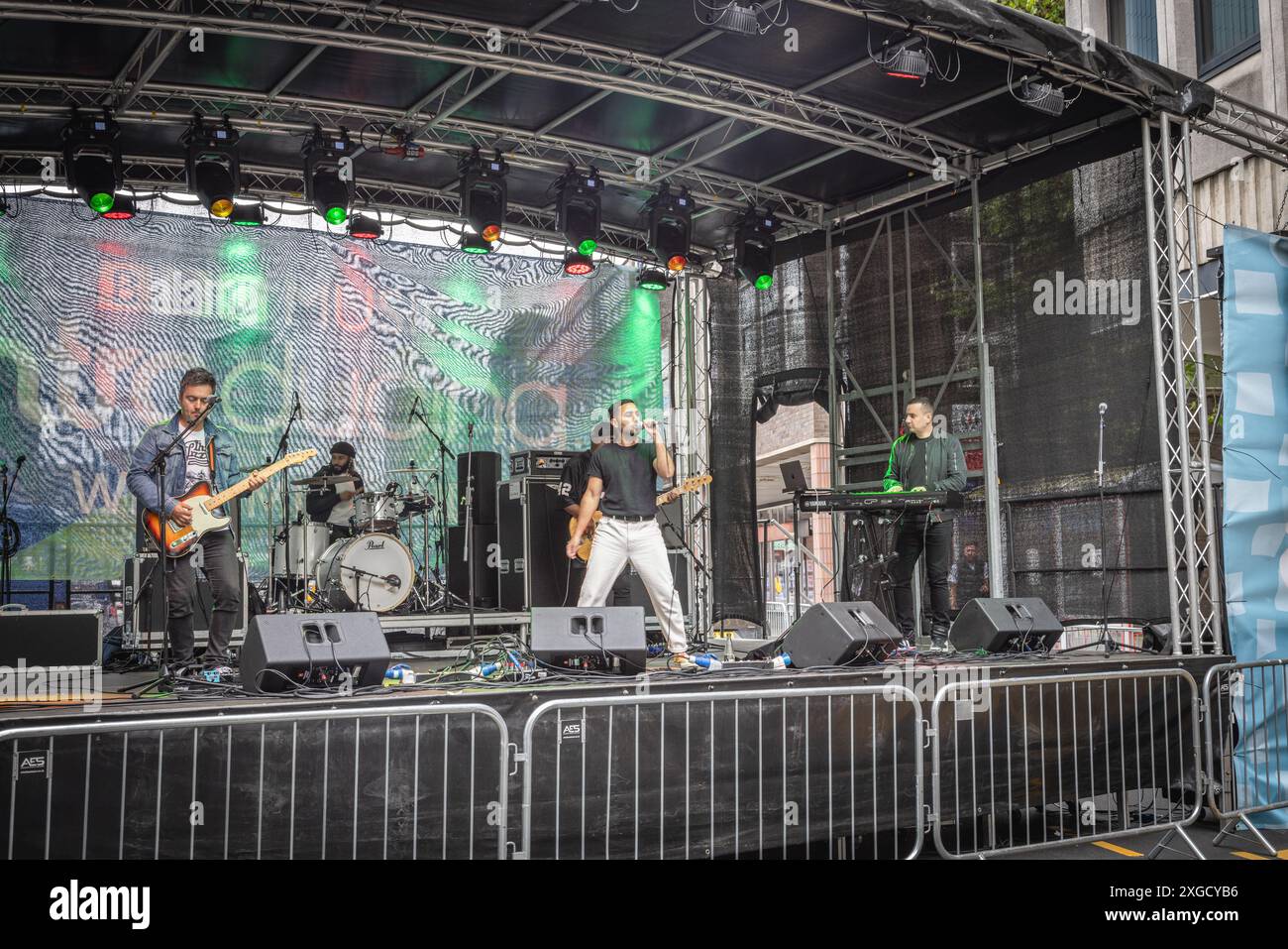 Un groupe pop jouant sur scène pendant le Coventry Motofest. Musiciens se produisant sur scène. Un groupe de musique jouant un concert sur scène. Banque D'Images