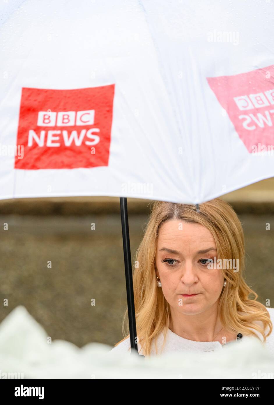 Laura Kuenssberg - présentatrice politique de la BBC - à Downing Street le lendemain de la victoire des travaillistes aux élections législatives, le 5 juillet 2024. Banque D'Images