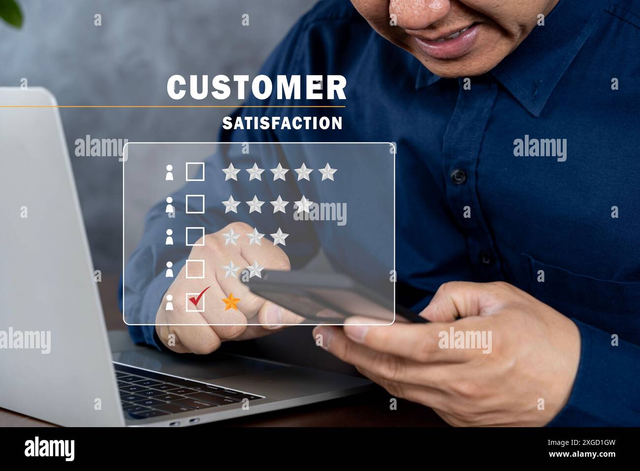 Mauvaise expérience utilisateur via un smartphone. Expérience client insatisfaite. Mauvaise note. Concept de rétroaction négative. Sélection d'une évaluation de notation 1 étoile dans les s. Banque D'Images
