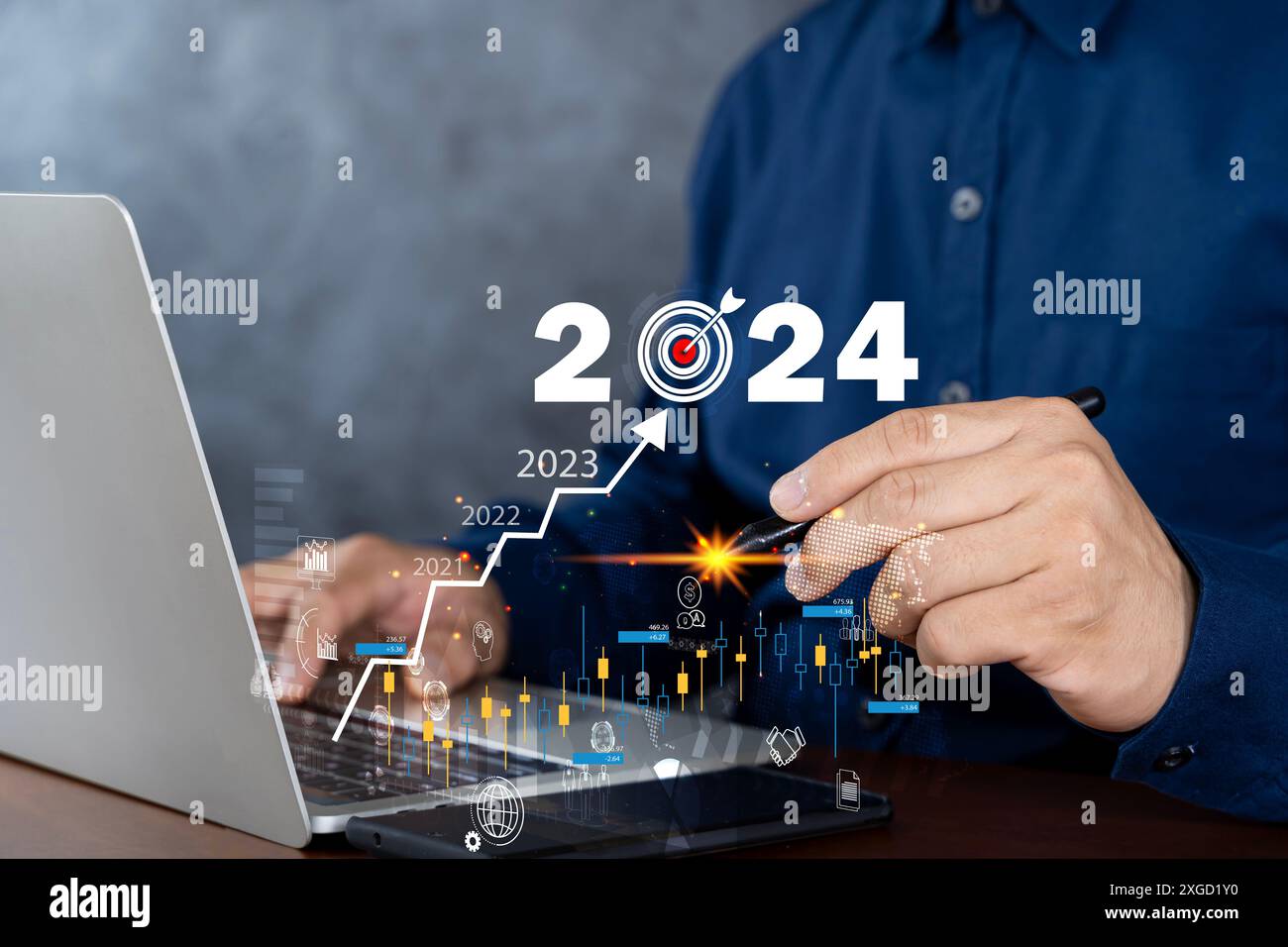 Homme d'affaires travaillant sur ordinateur portable numérique avec graphique graphique graphique numérique, indicateurs positifs en 2024, les entreprises calculent les données financières, chiffre Banque D'Images